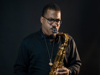 Der Musiker spielt Saxophon