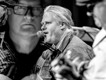 Copyright: Uli Kretschmer Sänger Uli Kretschmer am Mikrofon, links uns rechts Profile zweier anderer Band-Mitglieder