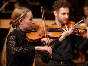 Copyright: Sören Balendat Frau spielt Geige, daneben Mann spielt Geige