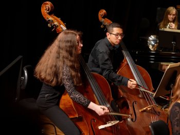 Zwei Menschen am Kontrabass