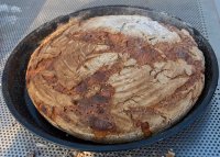 Ein Holzofenbrot in einer runden Form.