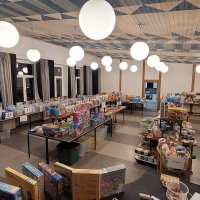 Tische mit Gegenständen.