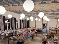 Tische mit Gegenständen.