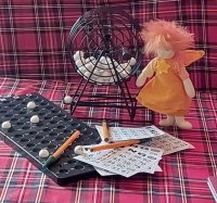 Bingo-Blätter, Stifte, Glückstrommel und Puppen-Fee