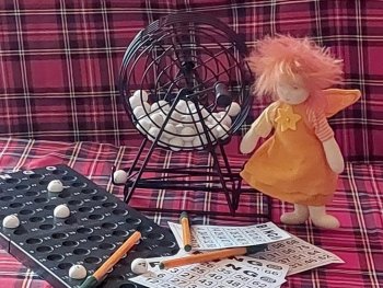 Copyright: Heidi Ehret Bingo-Blätter, Stifte, Glückstrommel und Puppen-Fee