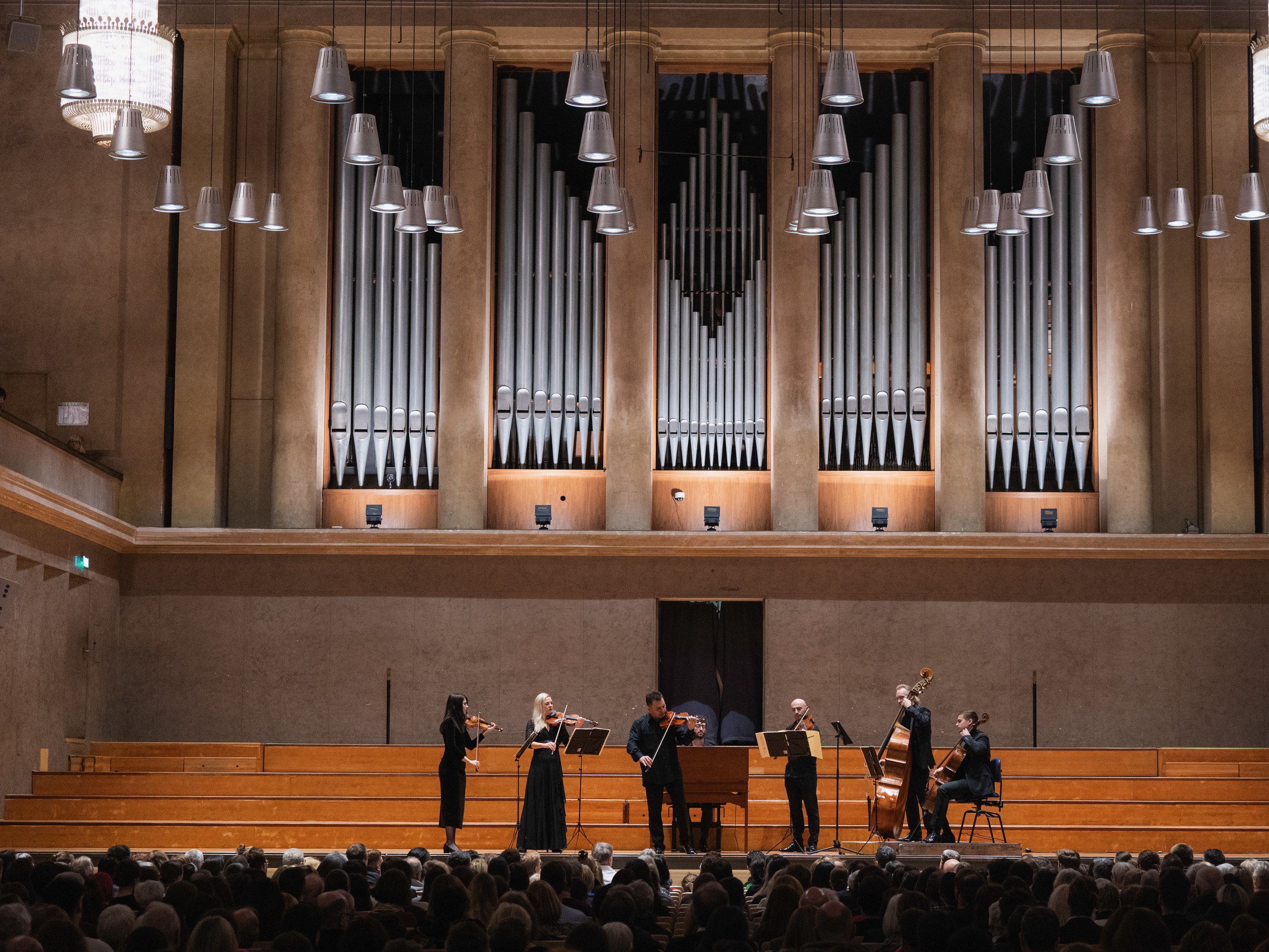 Musiker auf der Bühne im Hintergrund eine Orgel