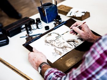 Copyright: Ralf Lang
Person zeichnet das Porträt eines Mannes