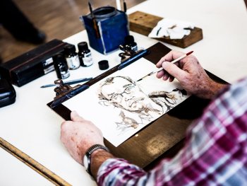 Copyright: Ralf Lang Person zeichnet das Porträt eines Mannes