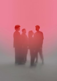 Vincent von Flieger mit 3 SängerInnen in rotem Nebel