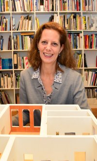 Porträt Dr. Andrea Dippel