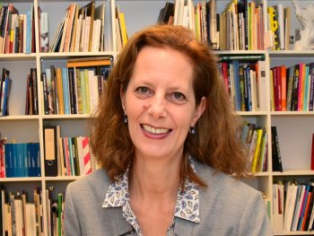 Porträt Dr. Andrea Dippel