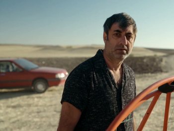 Szenenbild aus dem Film "Uçan Köfteci - Der fliegende Köfte-Verkäufer"