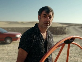 Szenenbild aus dem Film "Uçan Köfteci - Der fliegende Köfte-Verkäufer"