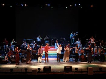 Szenenbild aus dem Film "30 Jahre mit Kardeş Türküler - Kardeş Türküler ile 30 Yıl"