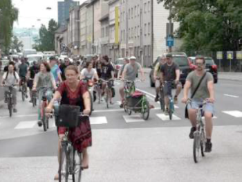 Fahrrad Fahrende auf einer Straße