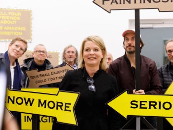 Copyright: Claus Richter, Great Expectations, 2011 Die Kuratorin der Ausstellung steht mit einigen Künstlern im Schilderwald von Claus Richter