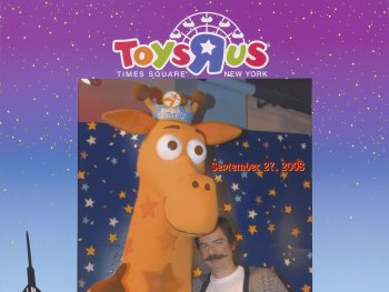 Foto: (c) Brent Birnbaum
Der Künstler Brent Birnbaum mit dem Maskottchen Geoffrey der Spielwarenkette Toys "R" Us fotografiert.