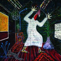 Ein Künstler mit Zaubererhut und Maske im weißen Gewand in seinem Atelier, umgeben von Bildern, Skulpturen und Pflanzen