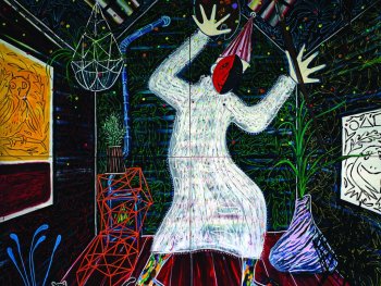 Copyright: Sebastian Tröger, Exklusiver Einblick in den gewöhnlichen Alltag eines nachdenklichen Künstlers (MorgenroutineI), 2025 Ein Künstler mit Zaubererhut und Maske im weißen Gewand in seinem Atelier, umgeben von Bildern, Skulpturen und Pflanzen