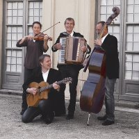 Foto con Martin Beigel (Gitarre), Friederike Oertel (Violine), Johannes Reis (Akkordeon), Georg Rosenbauer (Kontrabass)