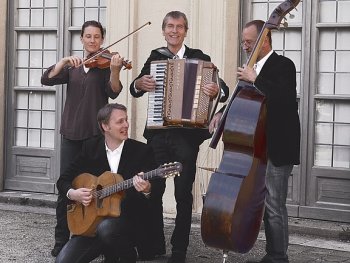 Foto con Martin Beigel (Gitarre), Friederike Oertel (Violine), Johannes Reis (Akkordeon), Georg Rosenbauer (Kontrabass)