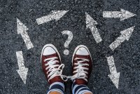 Turnschuhe auf Asphalt mit Pfeilen