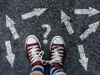 Copyright: Eingekauft von Jugendberufsagentur - Jugendamt Turnschuhe auf Asphalt mit Pfeilen