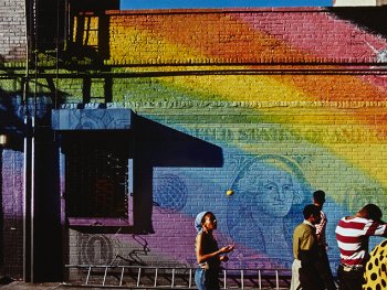 Foto: ©Lajos Keresztes, VG Bild-Kunst, Bonn 2026
Menschen vor einer in Regenbogenfarben bemalten Mauer