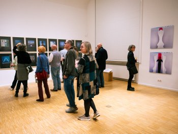 Blick in einen Ausstellungsraum bei der Ausstellungseröffnung