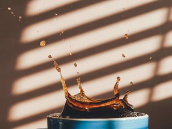 Foto: Stadt Nürnberg MAM-Db
schwarzer Kaffee spritzt aus einer Tasse