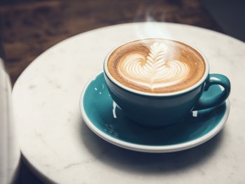 Kaffeetasse auf Marmorteller