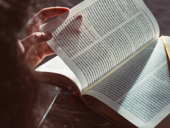 Foto: Pixabay
Ein offenes Buch wird umgeblättert