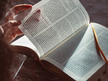 Ein offenes Buch wird umgeblättert