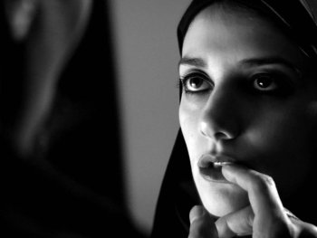 Copyright: Filmverleih
Szenenbild aus dem Film A GIRL WALKS HOME ALONE AT NIGHT