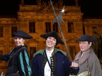 Drei Erlanger Nachtwächter stehen vor dem Schloß
