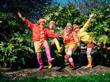 Foto: Brian Hartley
Die 4 Schauspielerinnen in bunter Kleidung und und bunter Gummistiefel stehen auf einem Bein