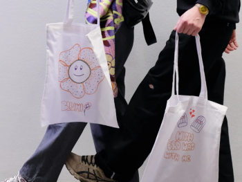 Zwei Jugendliche tragen selbstgestalteten Baumwolltaschen