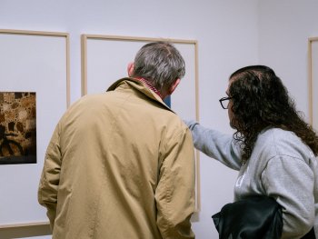 Ausstellungsbesucher vor Bildern in der Ausstellung