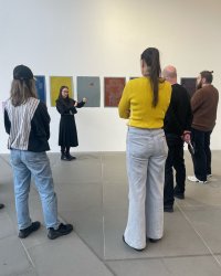 Eine Gruppe bei der Kuratorinnenführung