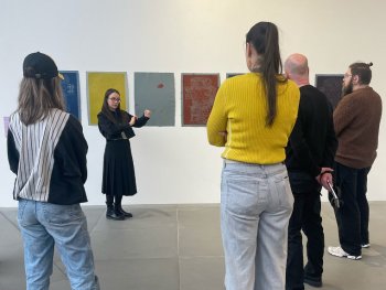 Eine Gruppe bei der Kuratorinnenführung