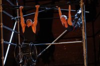 Die zwei Protagonist*innen turnen in einem Gerüst