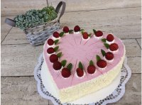 Torte mit Himbeeren