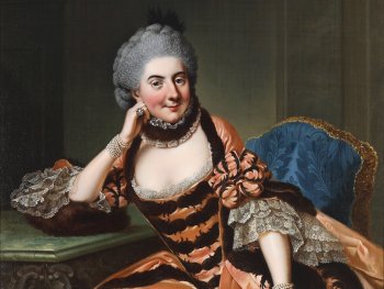 Das Gemälde zeigt Markgräfin Sophie Caroline Marie von Brandenburg-Bayreuth um 1762/65 in einem opulenten lachsfarbenen Seidentaftkleid. Gemalt von Johann Georg Ziesenis.