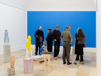 Copyright: Farbige Keramik- und Glasobjekte von Kai Schiemenz, im Hintergrund die Wand: Sophie Herz, Himmelblau Farbige Keramik- und Glasobjekte von Kai Schiemenz, im Hintergrund die Wand: Sophie Herz, Himmelblau