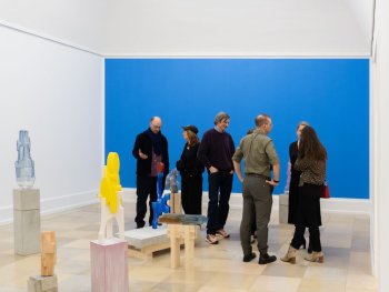 Foto: Foto: Mona Petter;
Farbige Keramik- und Glasobjekte von Kai Schiemenz, im Hintergrund die Wand: Sophie Herz, Himmelblau