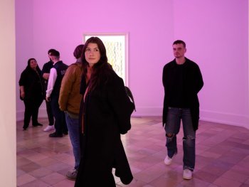 Copyright: Zora Kreuzer, True Color, 2026; (c) VG Bild-Kunst Bonn, 2026 Lichtraum von Zora Kreuzer in Pink