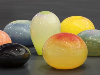 Foto: Foto: Andrea Rosetti; (c) Matti Braun & Esther Shipper Berlin/Paris/Seoul
Mundgeblasene, farbige, runde Glaskörper.