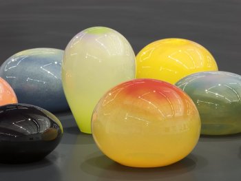 Copyright: Matti Braun, Untitled, 2020 Mundgeblasene, farbige, runde Glaskörper.