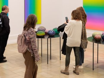 Copyright: Matti Braun, Untitled, 2019-2023; Courtesy Matti Braun & Esther Schipper, Berlin/Paris/Seoul Mundgeblasene, farbige, runde Glaskörper und Gemälde in regenbogenfarbiger Seidenmalerei von Matti Braun