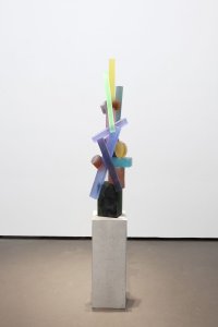 Farbige Glasskulptur aus verschiedenen Körpern zusammengesetzt: Stangen, Scheiben, Zylinder und Quader